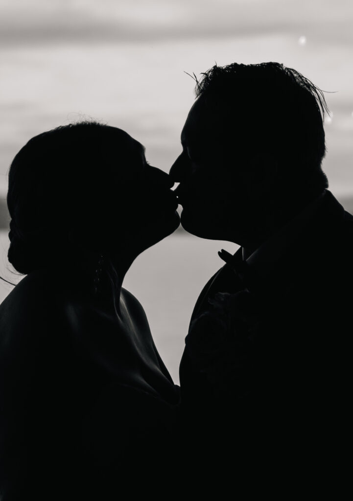 Silhouette Kiss
